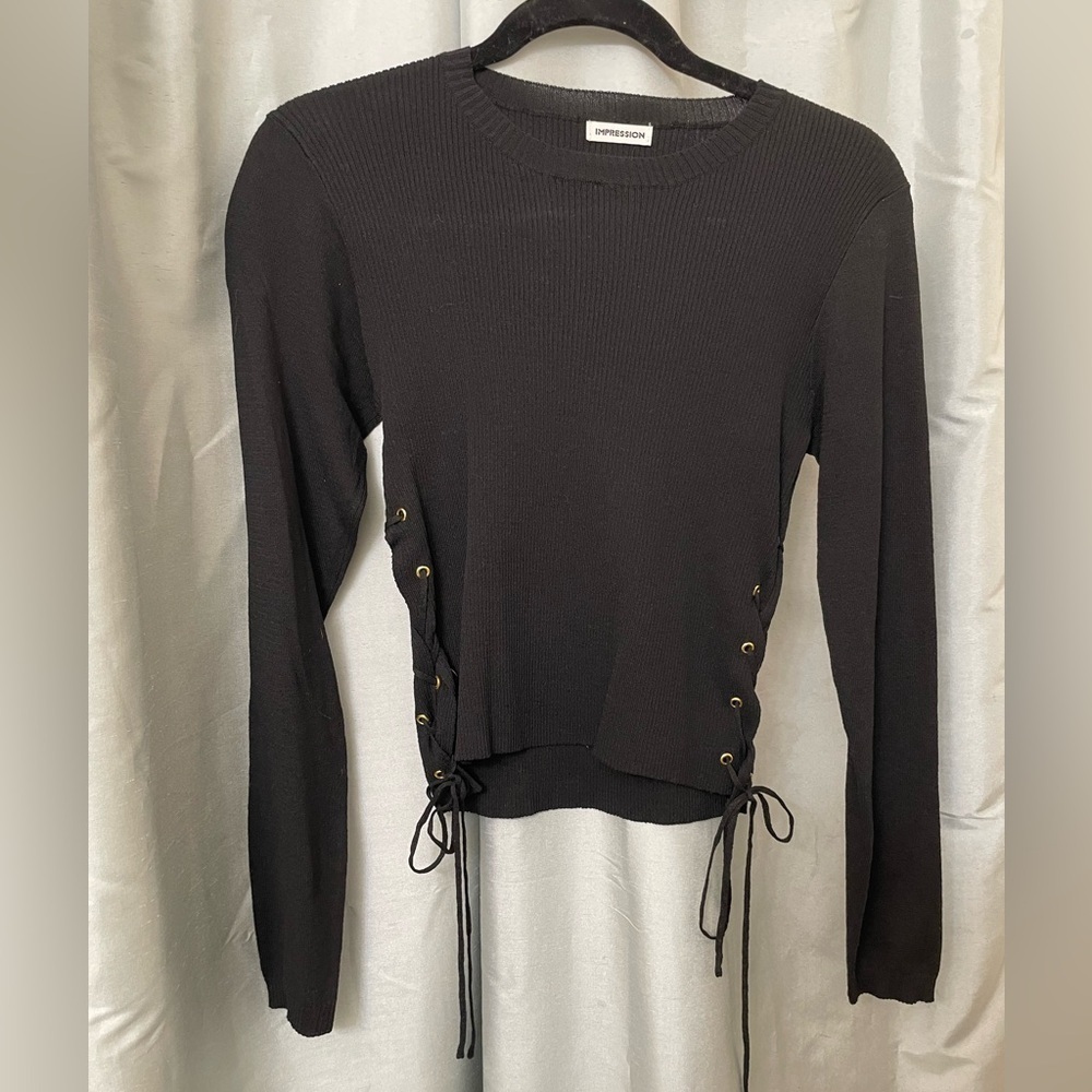 Impression black crop top with lace up side design